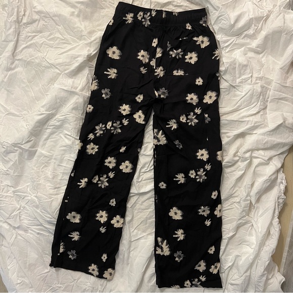 NWOT URBAN OUTFITTERS Marie Printed Cargo Pants ✨ - Picture 3 of 9